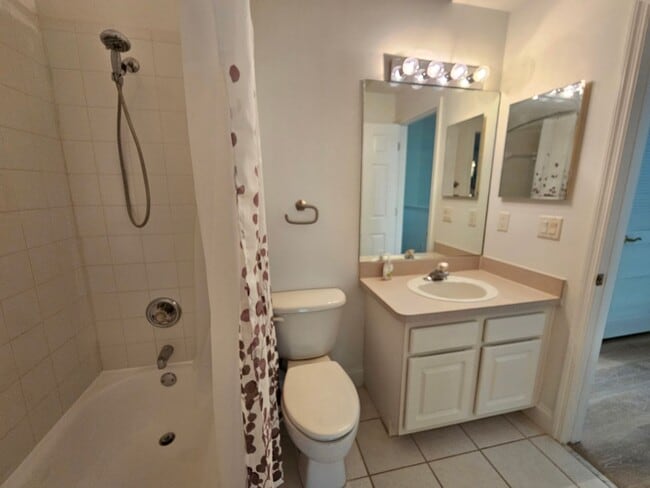 Building Photo - 2 Bedroom, 1.5 bath townhome in gated comm...