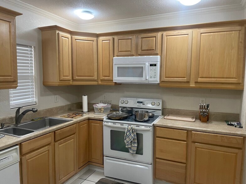 Building Photo - 323 Wildwood Way