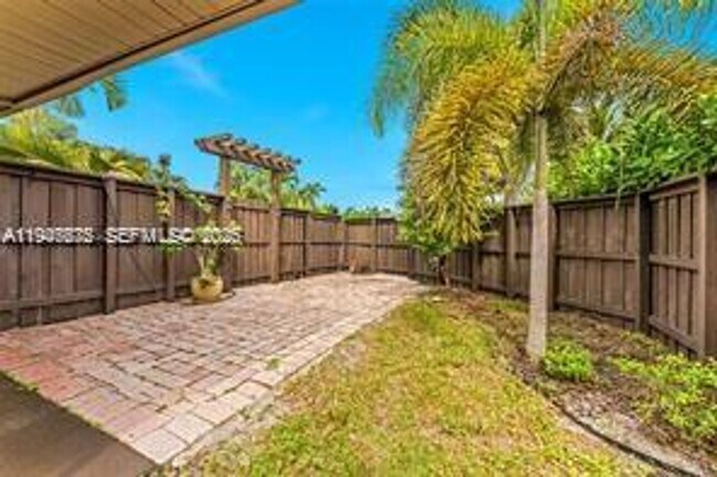 Building Photo - 1532 NE 39th St