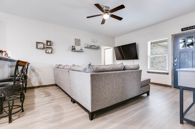 Building Photo - 420 E 48th St