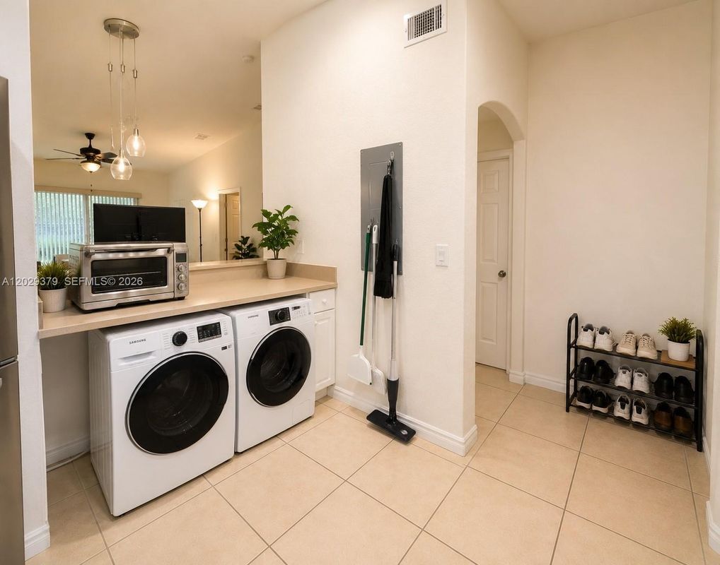 Building Photo - 3856 SW 48th Ave