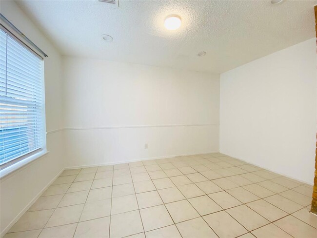 Building Photo - 16118 Pasadero Dr