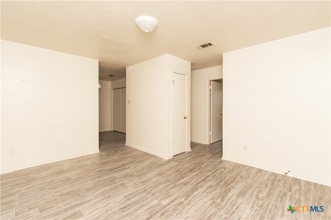 Building Photo - 1703 Cedarhill Dr