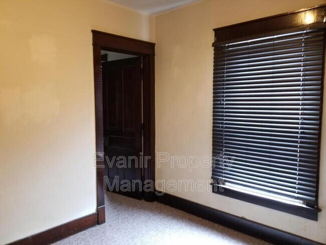 Building Photo - 216 S 6th St