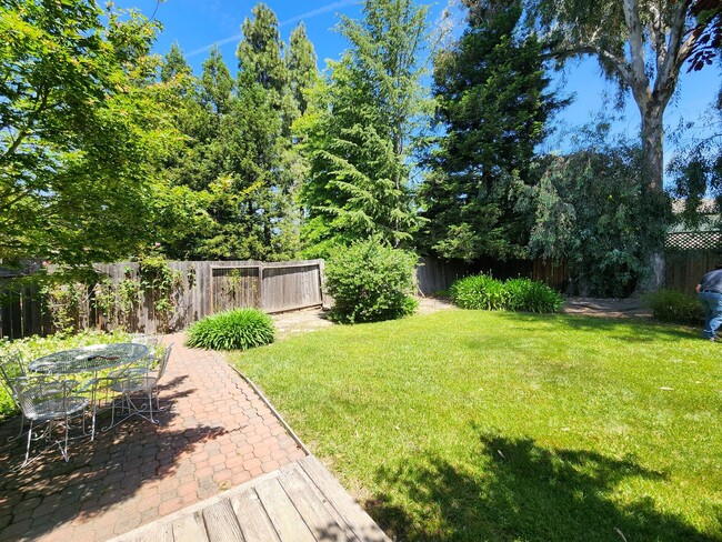 Building Photo - Spacious 4 Bed / 3 Bath Windsor Home