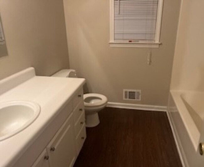 Building Photo - Tons of space and room to entertain!!