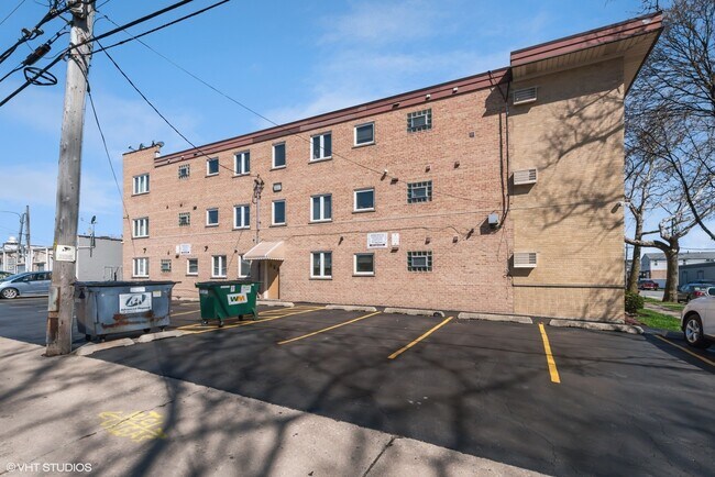 Building Photo - 3552 N Oleander Ave