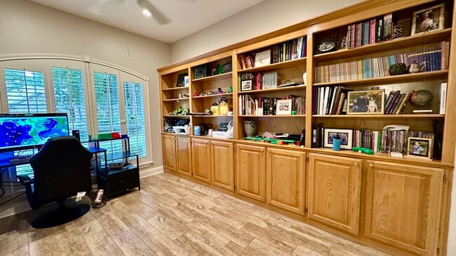 Building Photo - 3308 Oak Knoll Dr