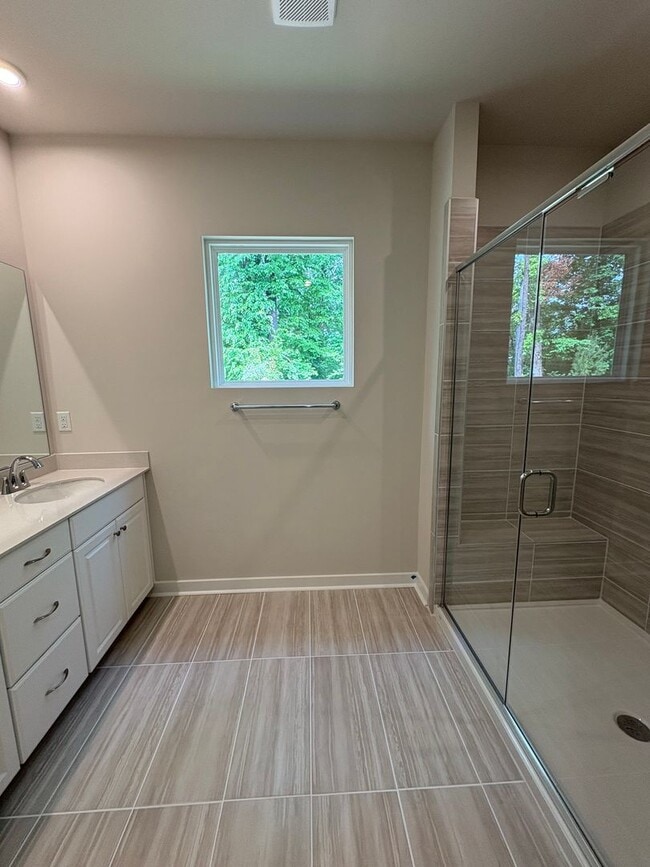Building Photo - Beautiful End Unit Townhome in Griffith Lakes