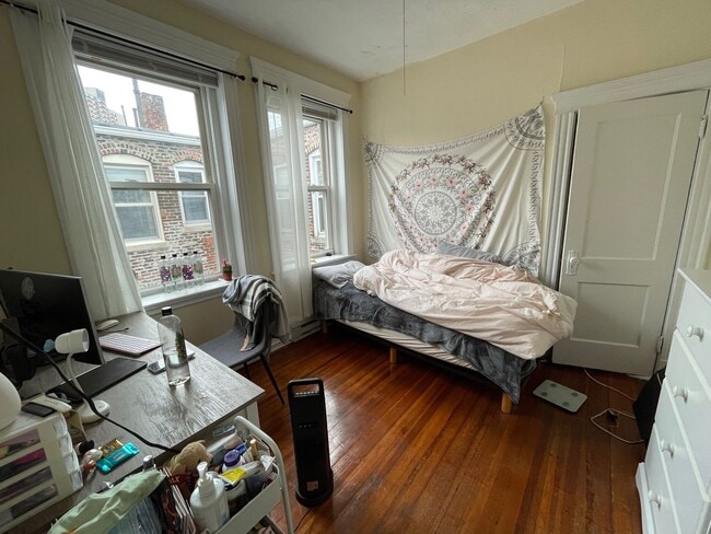 Building Photo - 2Br/1Bth, Right on Green Line E, walk to G...