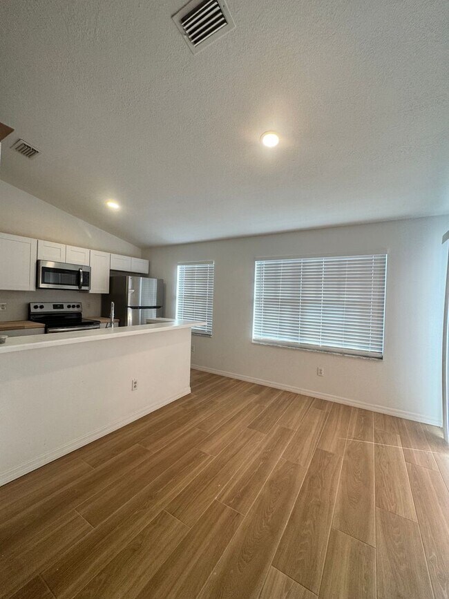 Building Photo - Charming 3/2 Home with open floor plan.
