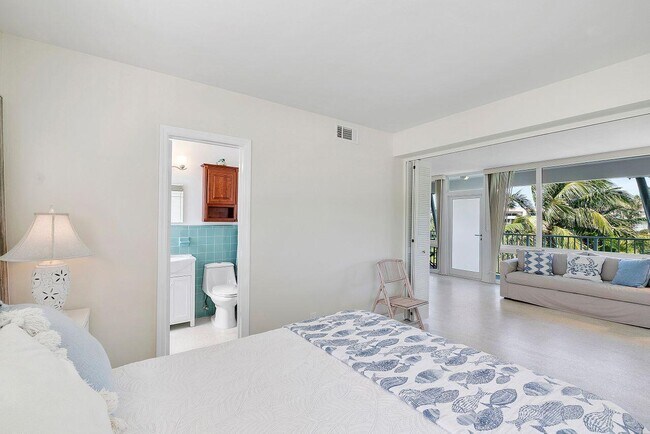 Building Photo - 1221 Hillsboro Mile
