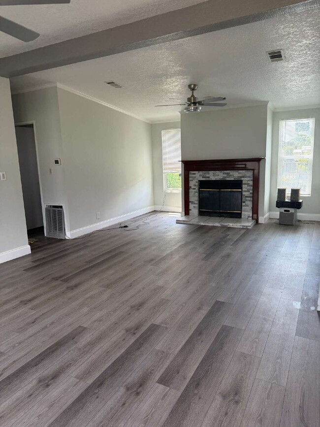 Building Photo - "Charming 3-Bed, 2-Bath Mobile Home Retrea...