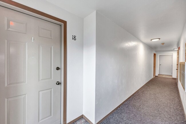 Building Photo - 2 Bedroom Spacious 2nd floor Apartment