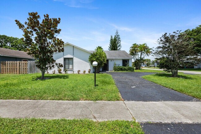 Primary Photo - 5621 Teakwood Rd
