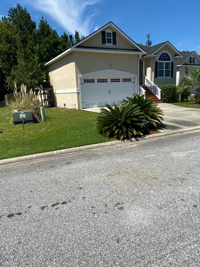 Building Photo - 56 Greyfield Dr