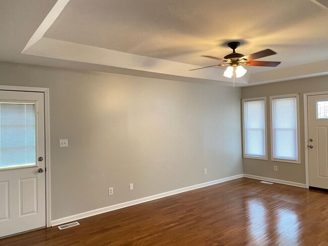 Building Photo - Beautifully Updated 3 Bed/2 Bath Home with...
