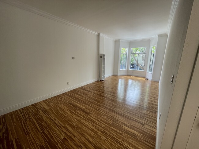 Primary Photo - Spacious Top Floor 2 Bedroom Overlooking V...