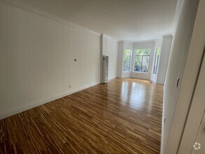 Building Photo - Spacious Top Floor 2 Bedroom Overlooking V...