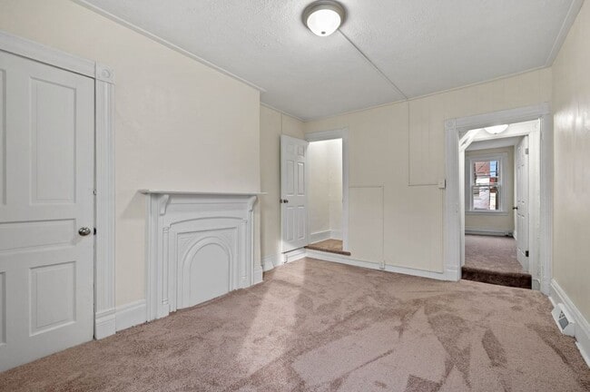 Building Photo - Newly Renovated 2 Bedroom Unit + Bonus Room In The South Side.  Available Immediately.