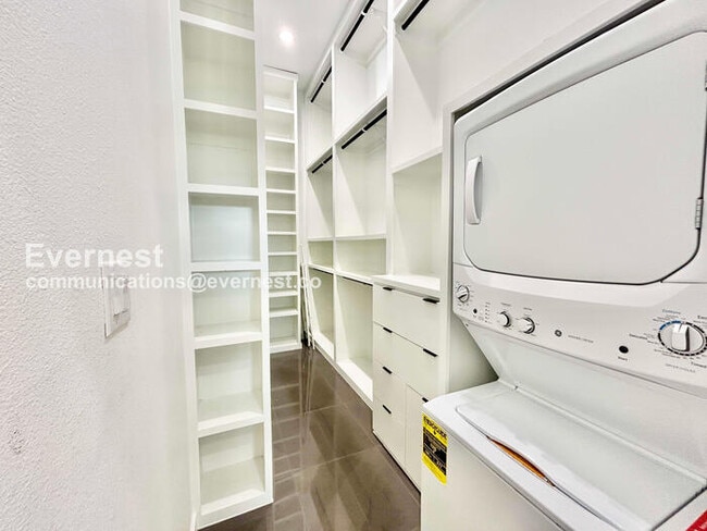 Building Photo - 426 Avenue L Ave