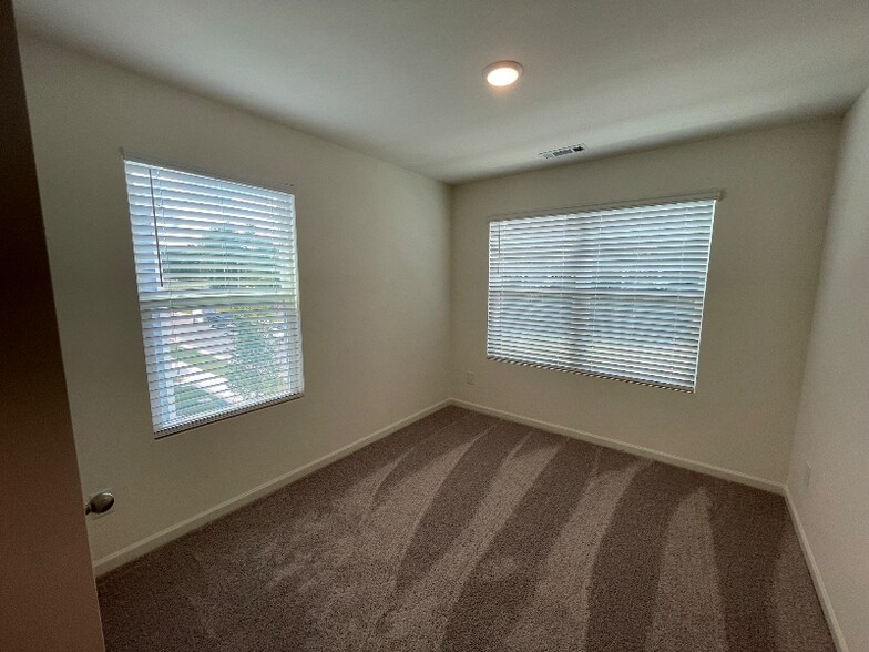 Building Photo - 2111 Gln Xing Dr