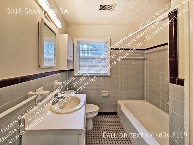 Building Photo - 3018 Grand Ave SW