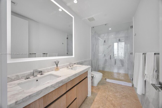 Building Photo - 2831 S Bayshore Dr