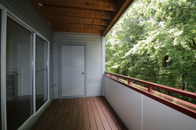 Building Photo - Sunny & Private 2bd/2ba w/Balcony, w/d in-...