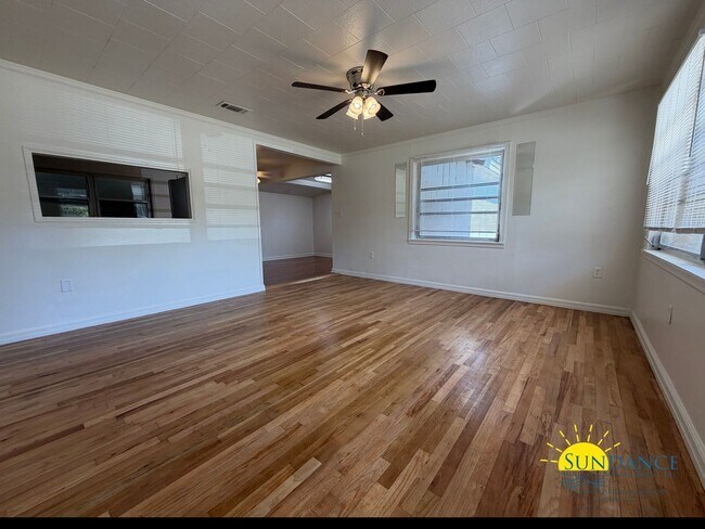 Building Photo - Vintage 3 Bedroom Home in the Heart of Fort Walton!