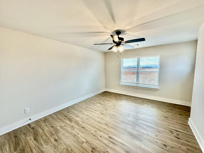 Building Photo - 2805 SW Hampshire Ave