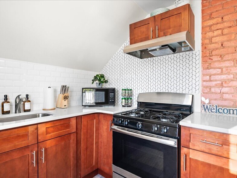 Modern kitchen - 146 Vista Pl