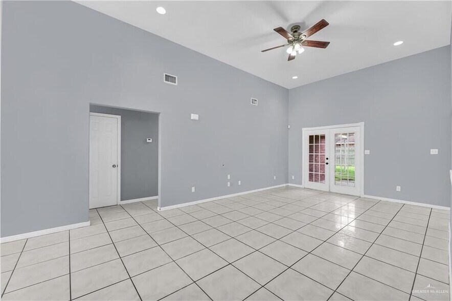 Building Photo - 4621 W Maple Ave