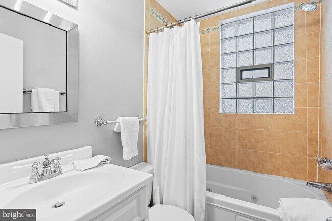 Building Photo - 1211 33rd St NW