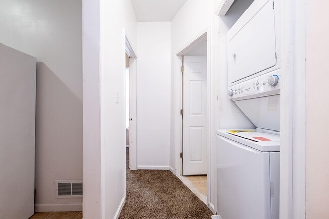 Building Photo - 627 Hague St