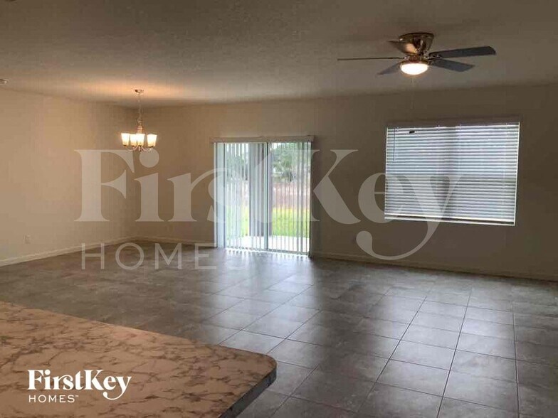 Building Photo - 6938 NW Daffodil Ln