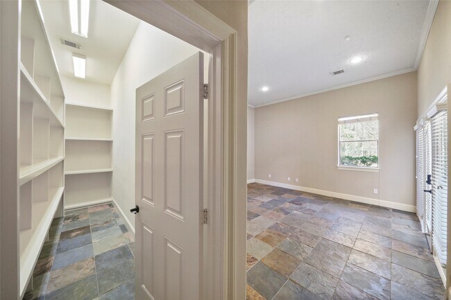 Building Photo - 30 N Palmiera Cir
