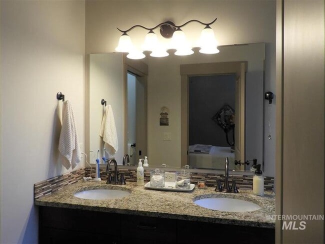 Building Photo - 2084 W Pine Ave