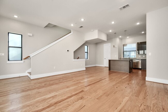 Building Photo - Mid-Town rental available