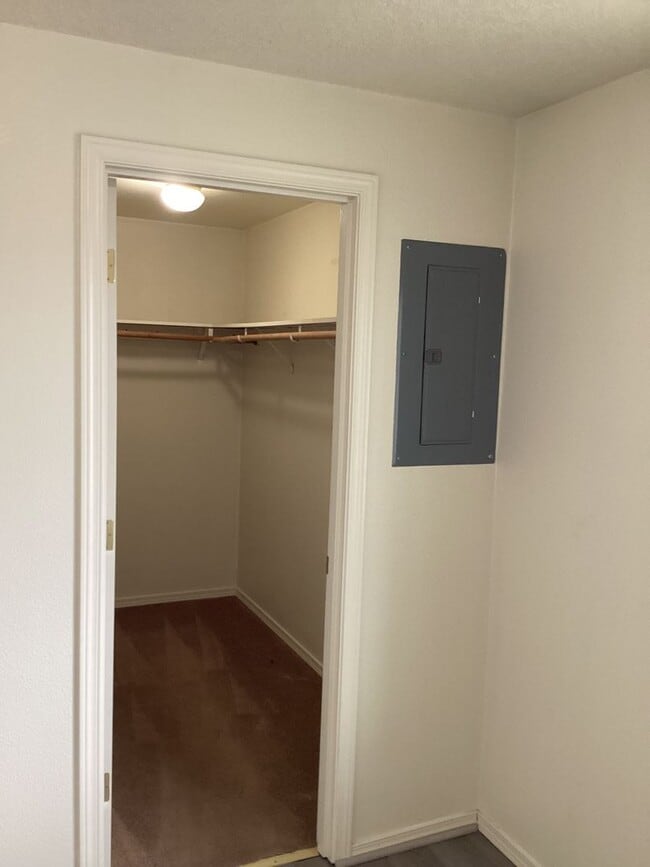 Building Photo - 2040-2040 NE Elk St