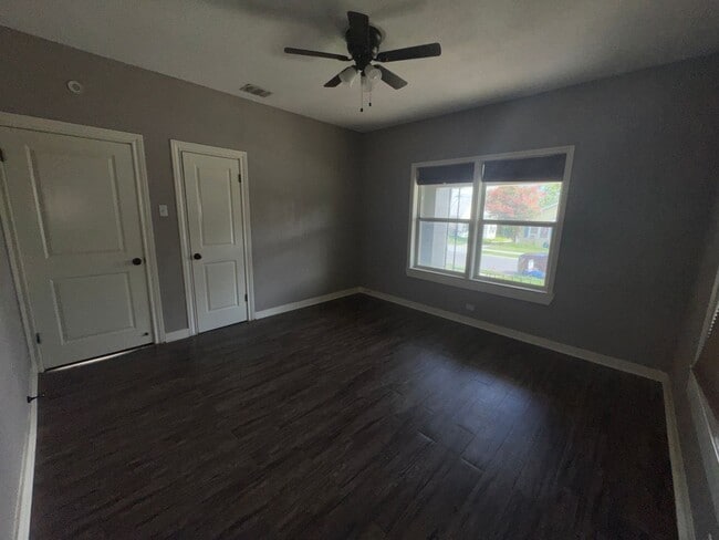 Building Photo - Lovely 3 Bedroom, 2 Bath Bungalow in the H...