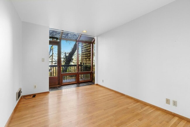 Building Photo - 2Bd/1.75Ba Mercer Island House