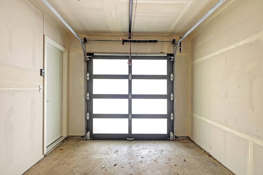 Private garage for your car, storage or workout space - 818 N 47th St