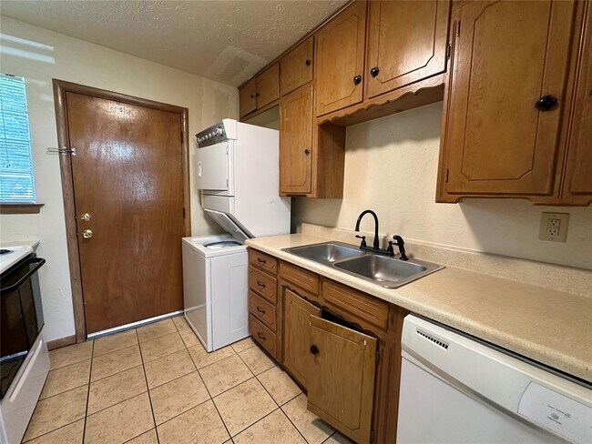 Building Photo - 2033 Delaware Ln