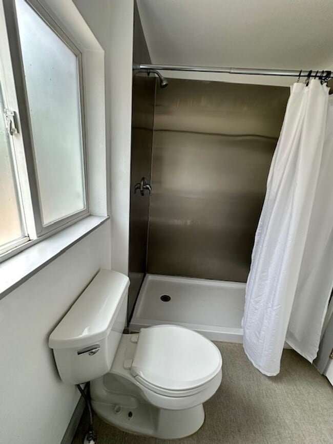 Building Photo - Great one bedroom unit in mid-town!  A mus...