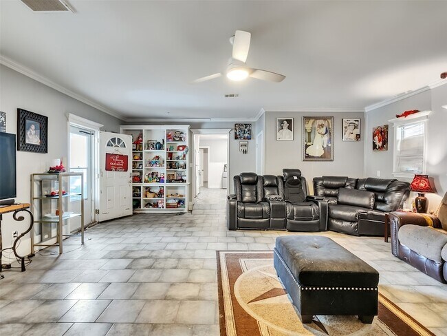 Building Photo - 815 Avenue G