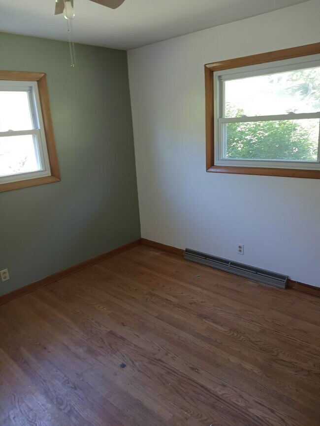 Building Photo - 3 or 4 Bedroom / 2 Bath Home   Kingsport TN
