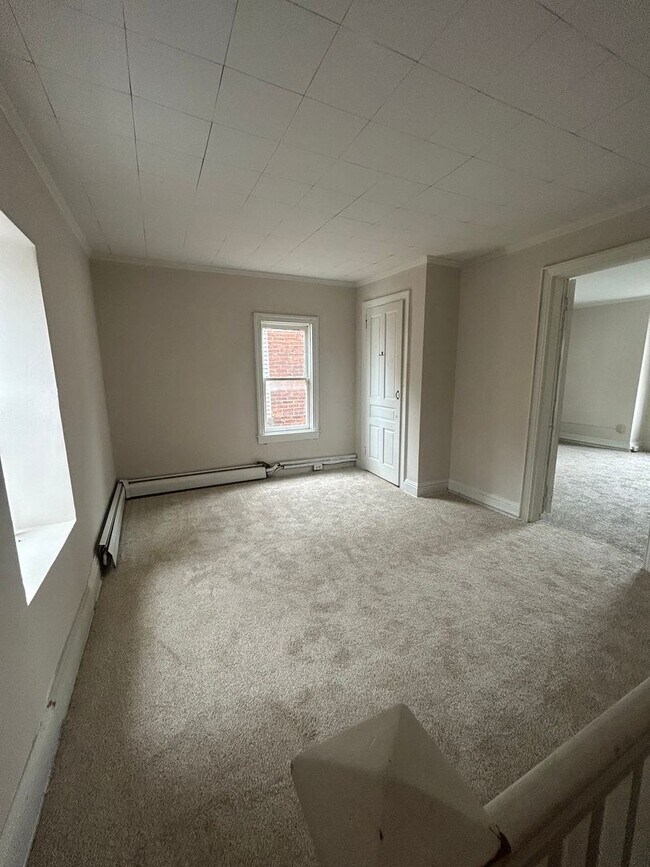 Building Photo - Spacious 4 bedroom in York