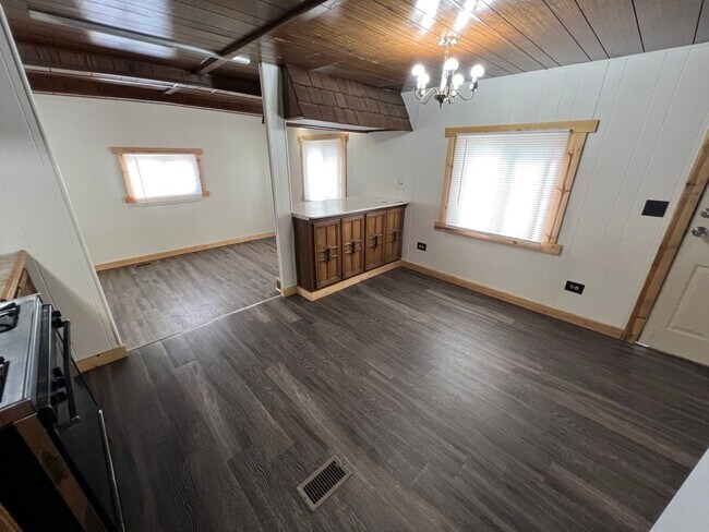 Building Photo - 2 Bedroom 1 Bath Updated Mobile Home in A ...