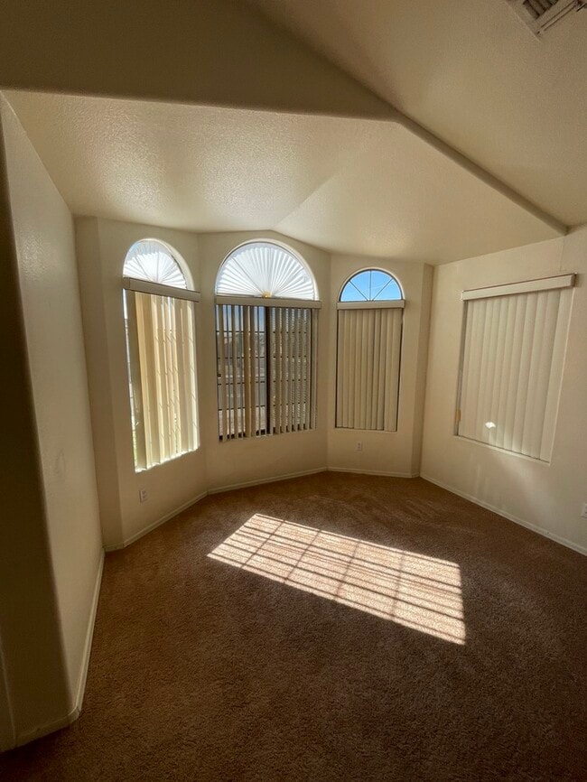 Building Photo - Beautiful 4 Bedroom 2 Bath Home in Phoenix!